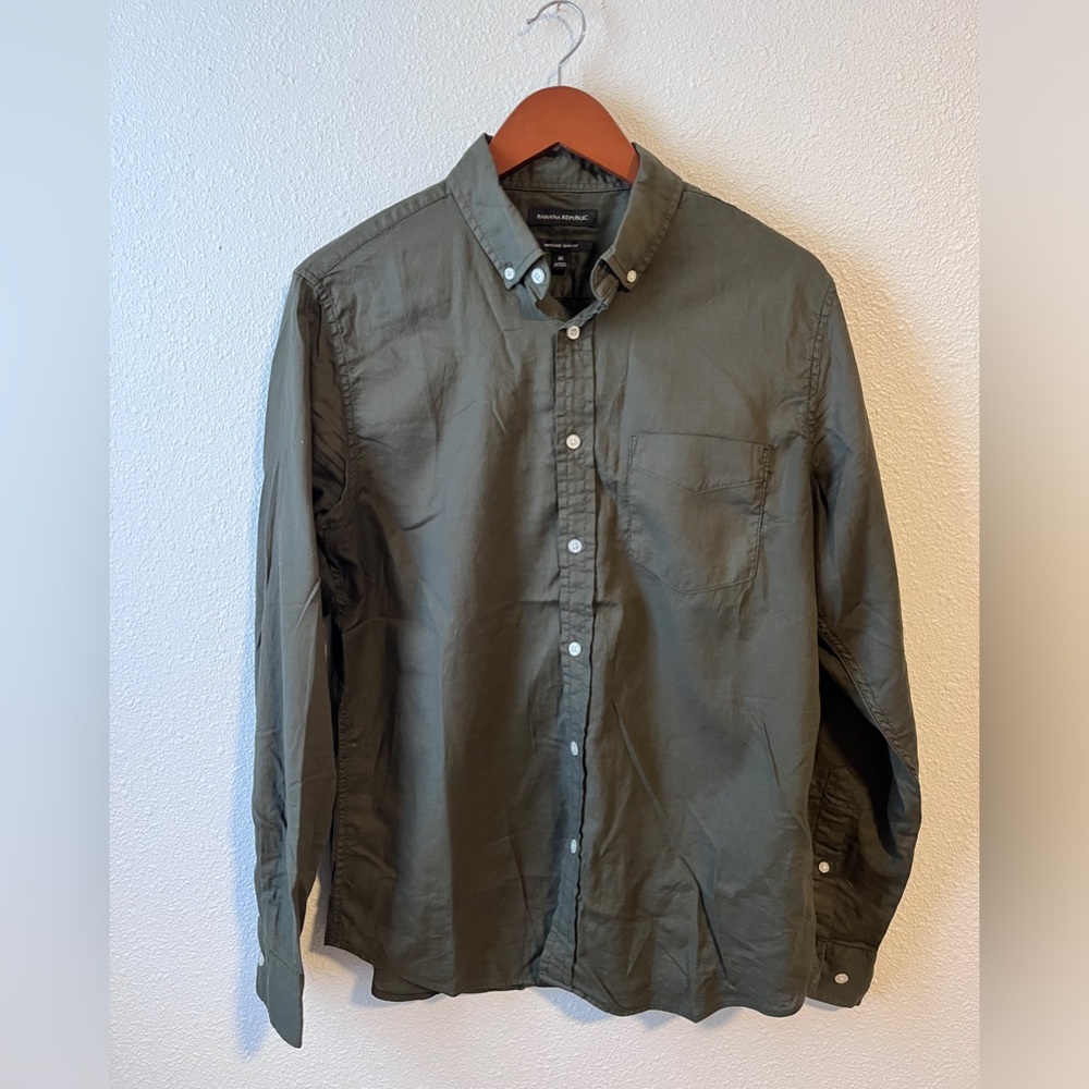 Banana Republic untucked slim fit men’s medium green cotton button down shirt